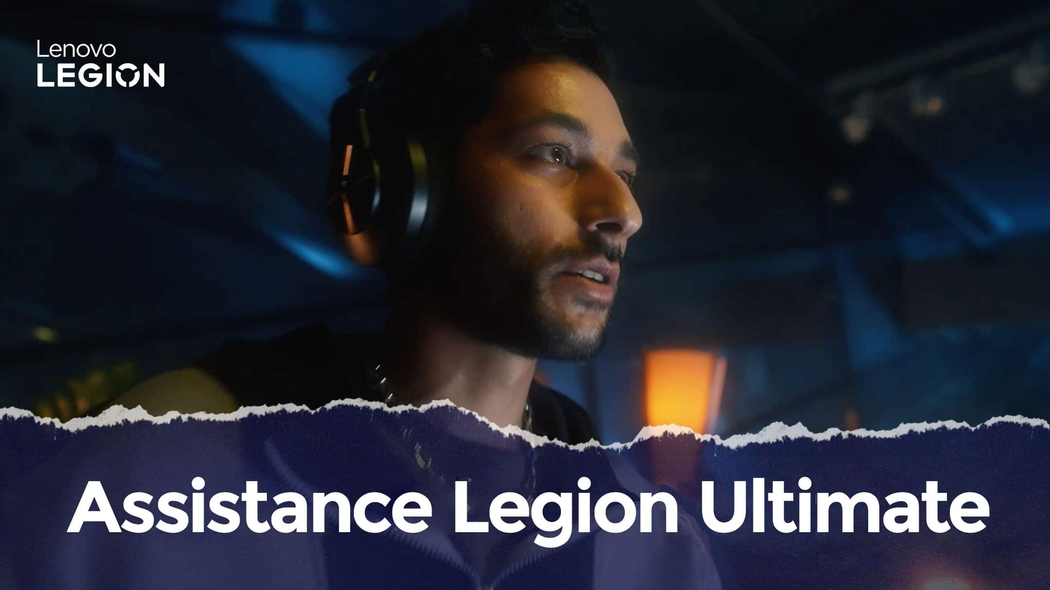 Affiche vidéo montrant une femme portant un casque d’écoute et un portable Lenovo Legion sur un fond de texture pourpre.