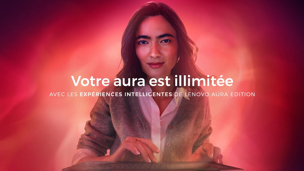 Une femme regarde l’appareil photo alors qu’elle presse ses doigts sur un appareil tactile.