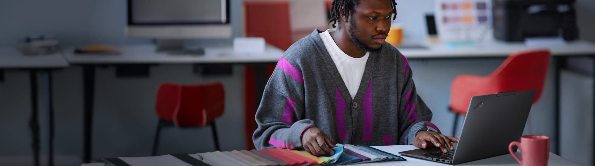Un portable Lenovo ThinkPad X1 Carbon 13e génération posé ouvert sur un bureau et mettant en valeur son design élégant et son écran haute résolution.