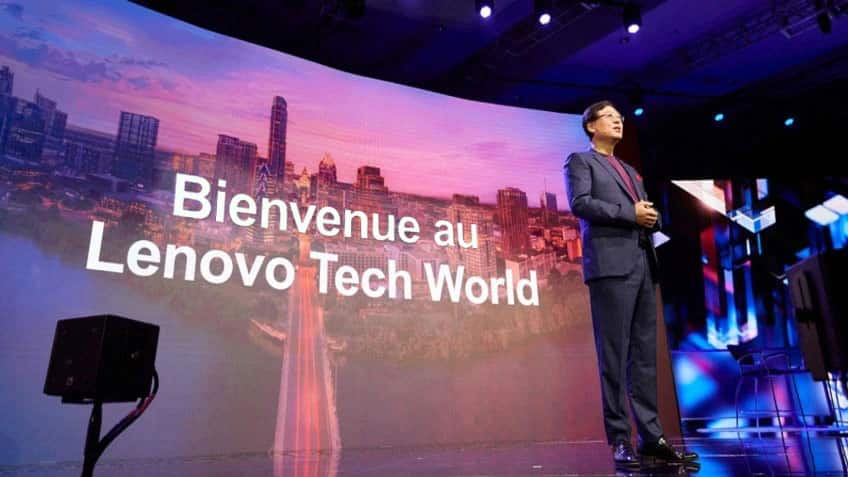 Le PDG de Lenovo, Yang Yuanqing, est sur scène pour accueillir tout le monde à Lenovo Tech World
